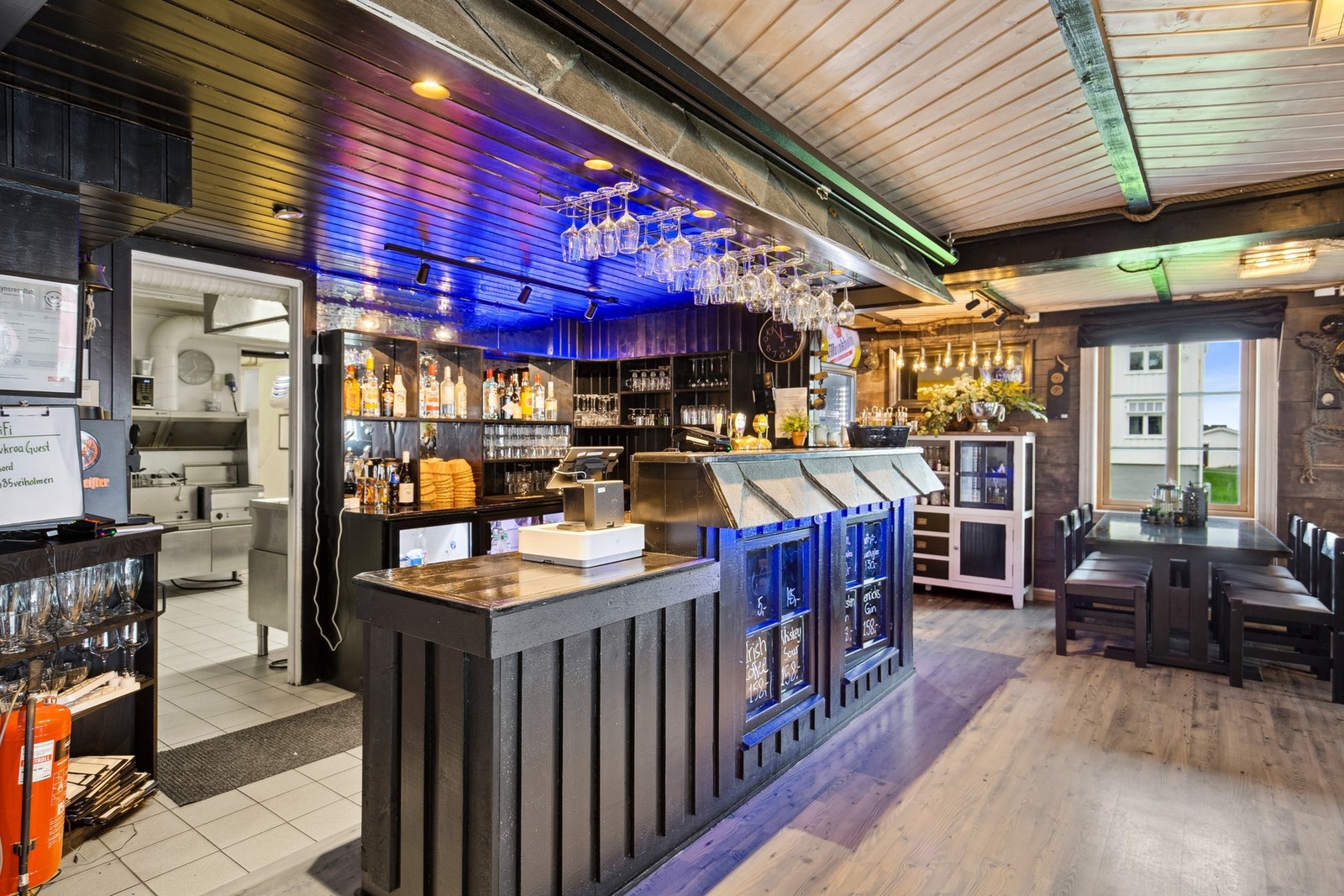 Bar med enkel tilknytning til kjøkken Galleribilde