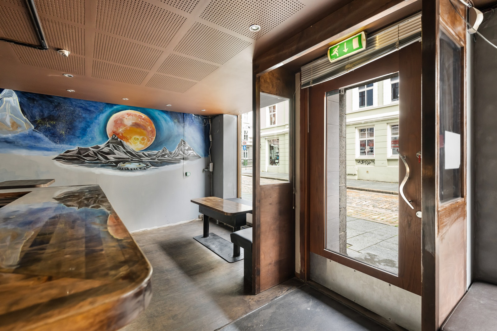 Serveringslokalet har god eksponering mot Håkonsgaten Galleribilde