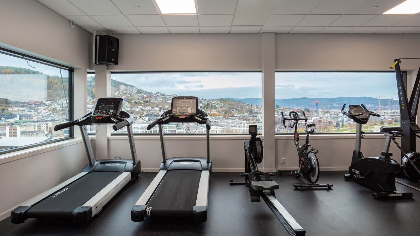 Felles treningsrom med flott utsikt ut over Drammen Galleribilde