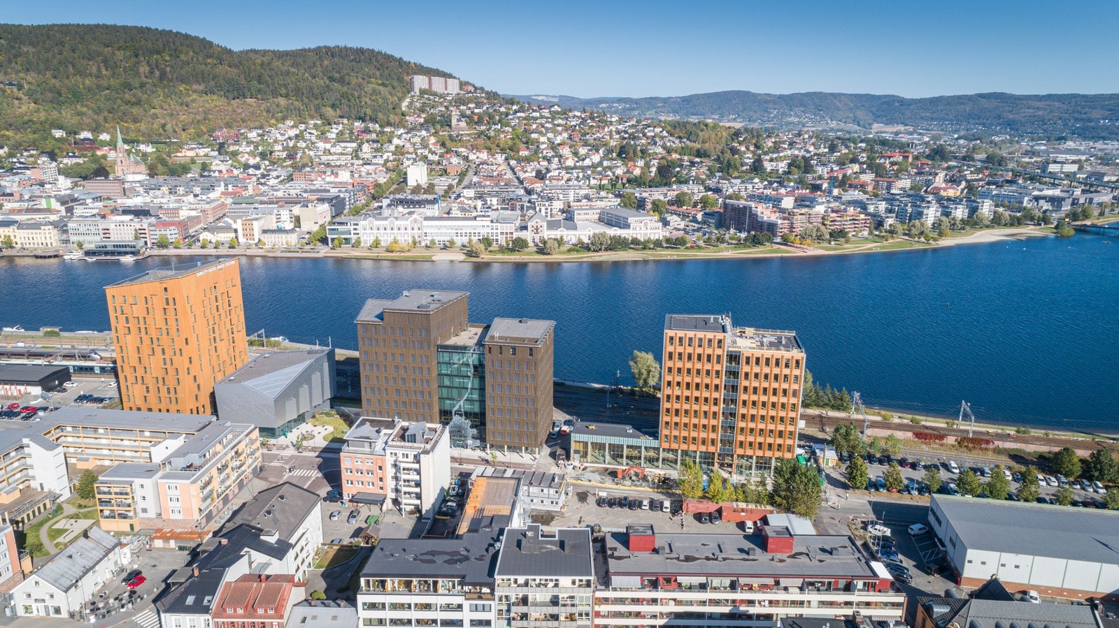 DBC - Drammen stasjon Business Center ligger mellom SporX og Quality River Station Galleribilde