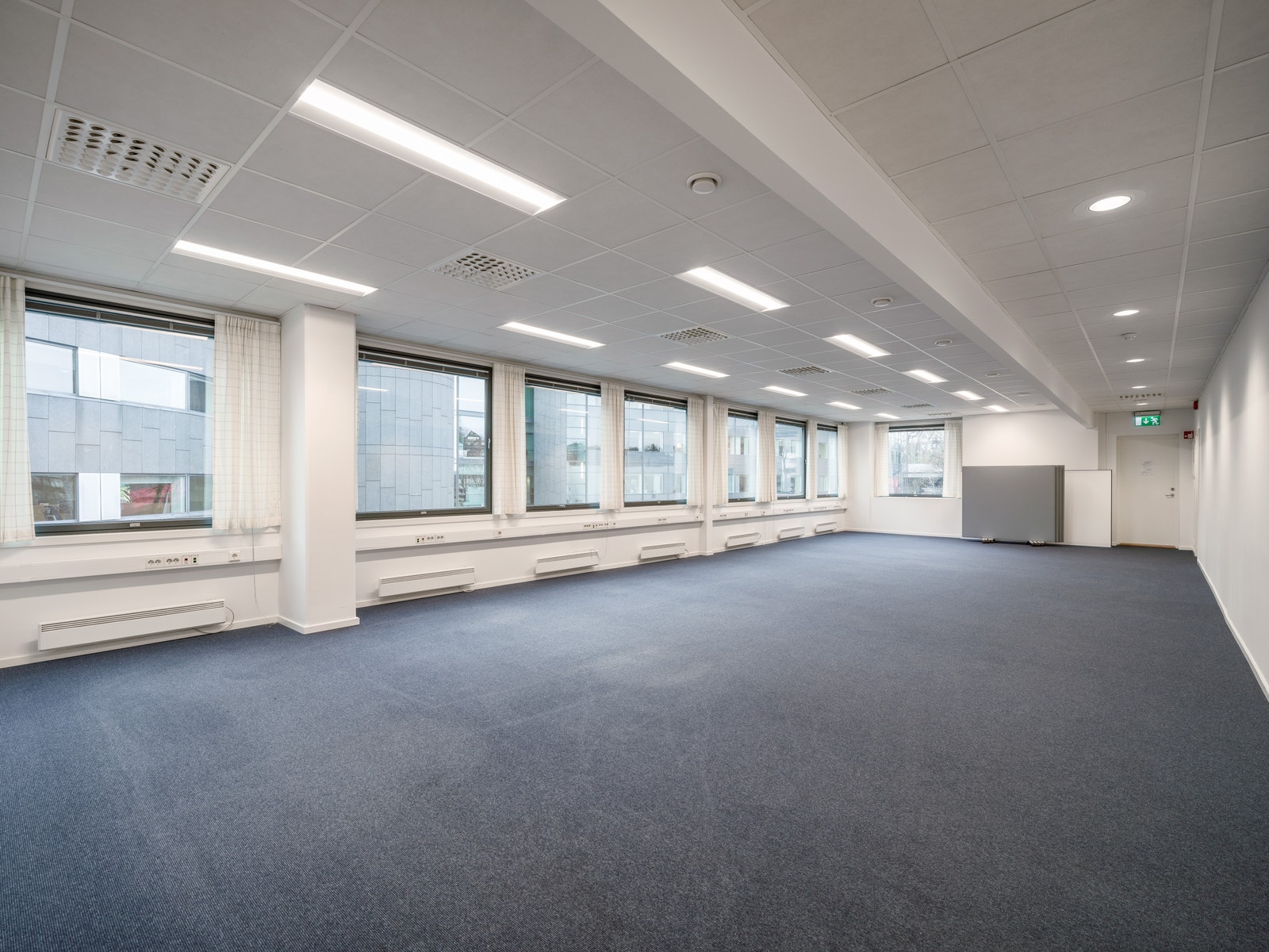Romslige arealer med åpent landskap, cellekontorer og møterom Galleribilde
