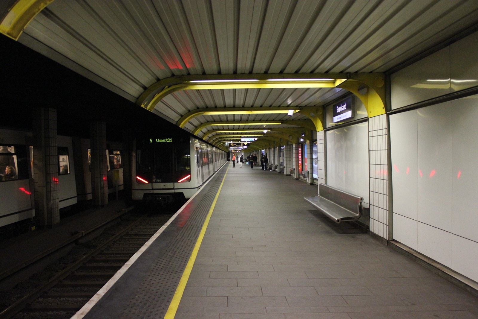 Grønland T-banestasjon kun 1 min unna Galleribilde