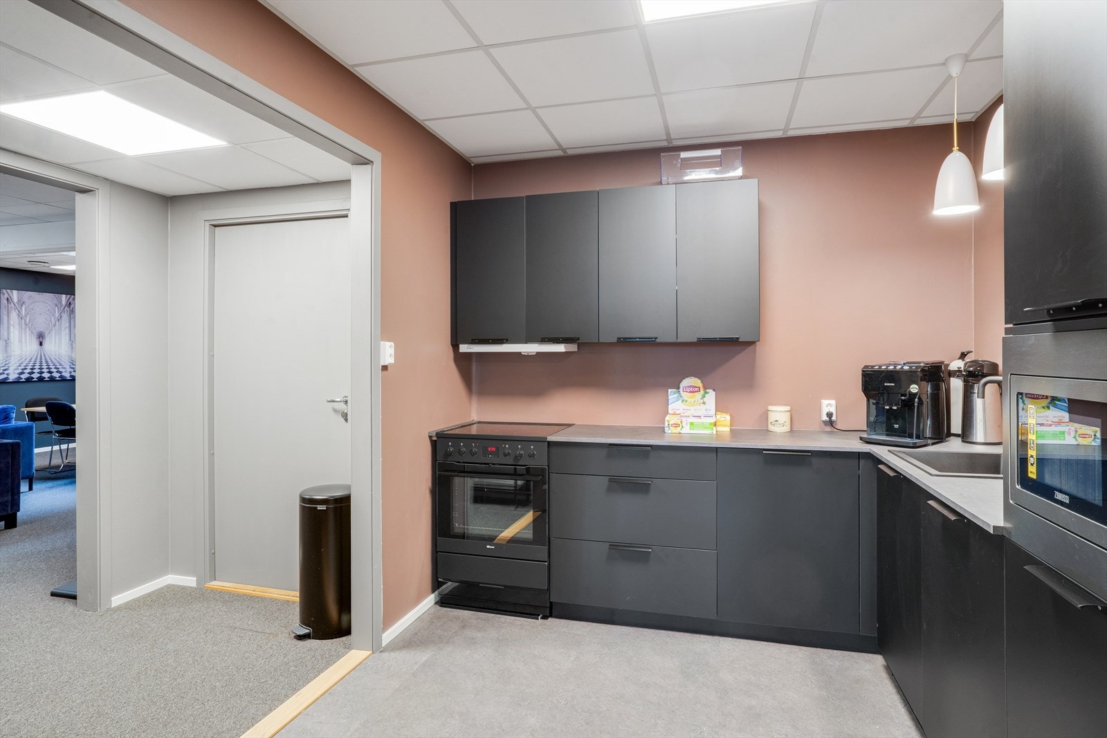 Bygget har nyoppussede og innbydende fellesarealer, med tilgang på loung og møterom Galleribilde