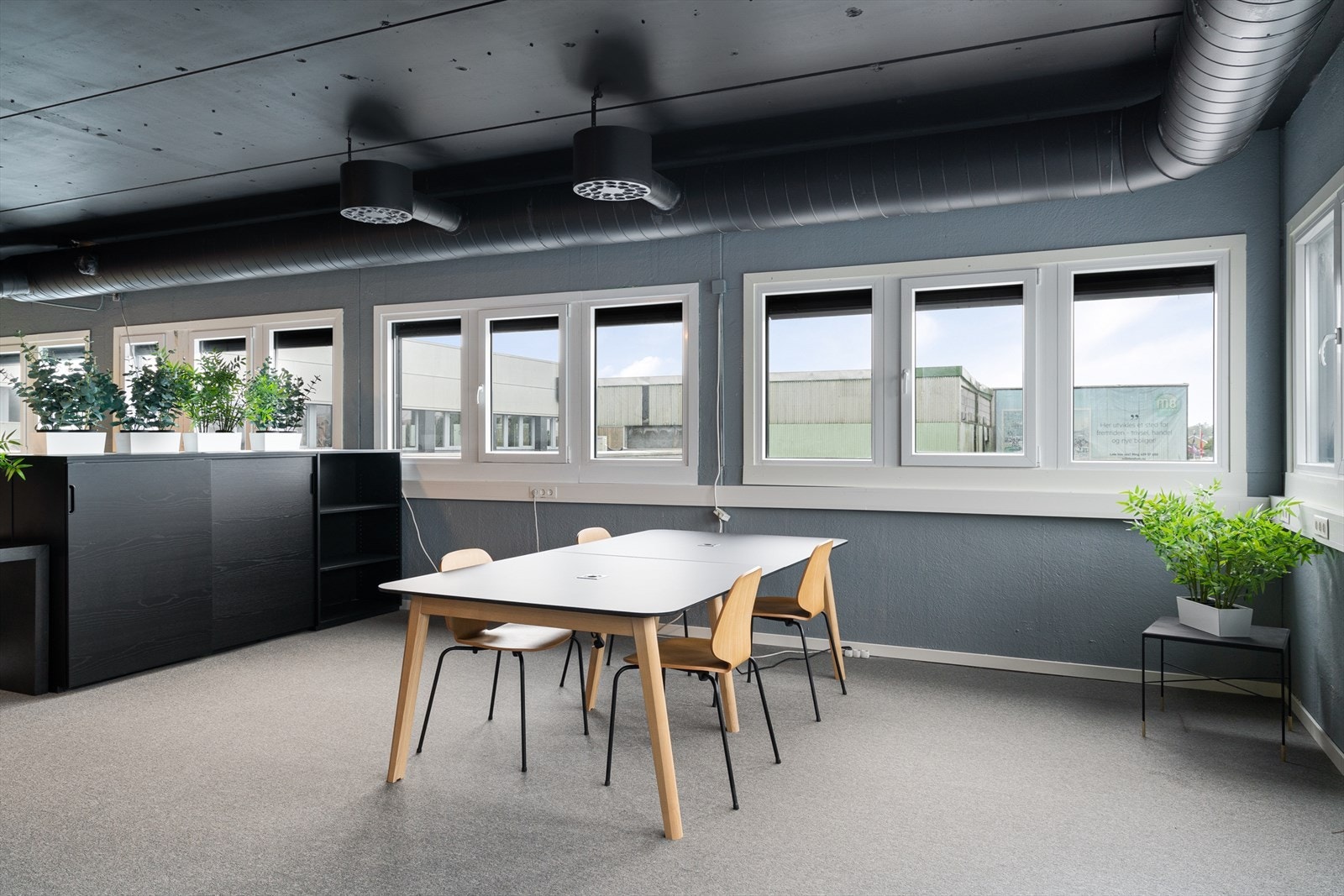 Lyse og hjørnekontorer under oppussing. Kan ytterlig tilpasses leietakers behov. Galleribilde