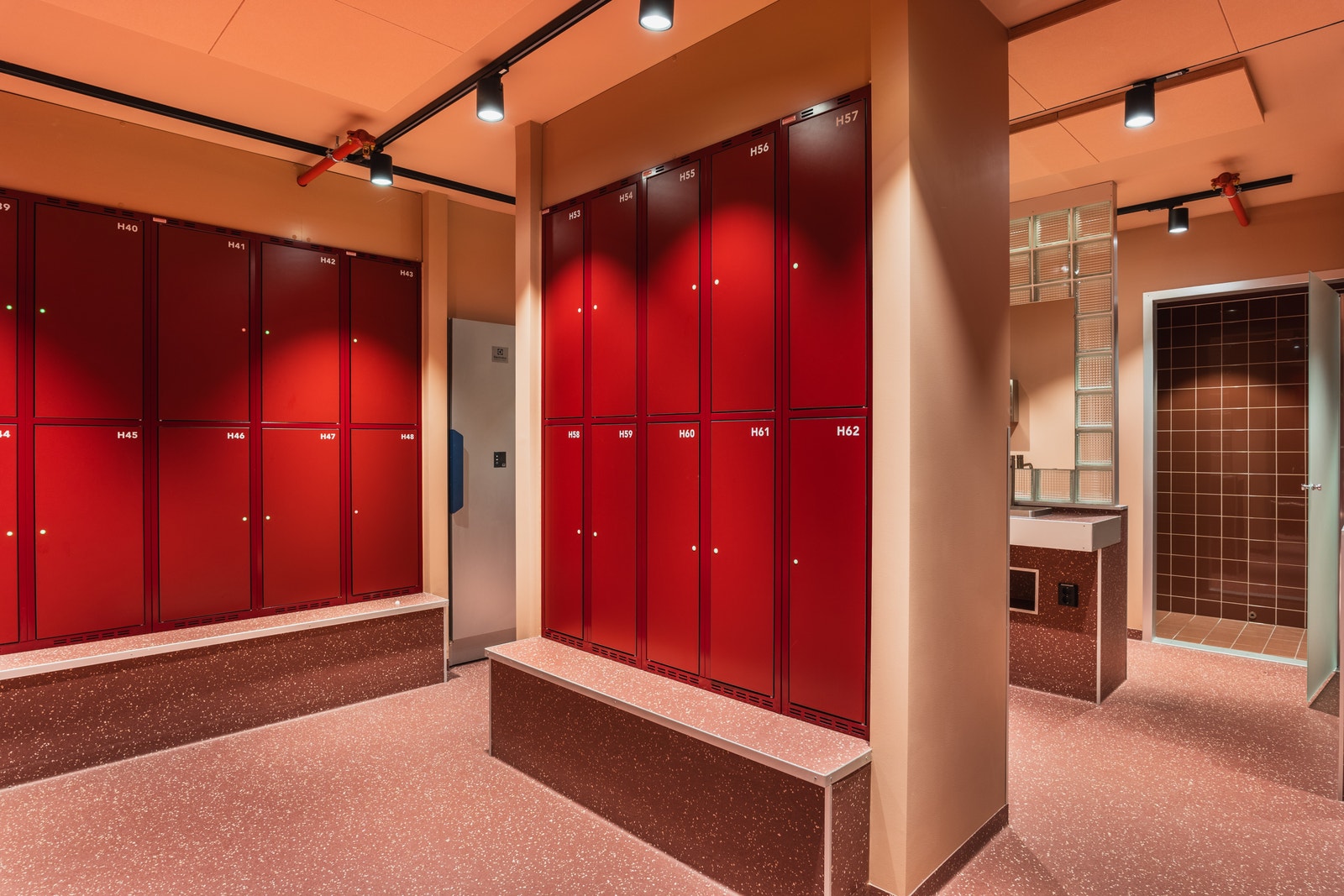 I kjelleren er det etablert splitter nye garderobefasiliteter og sykkelparkering Galleribilde