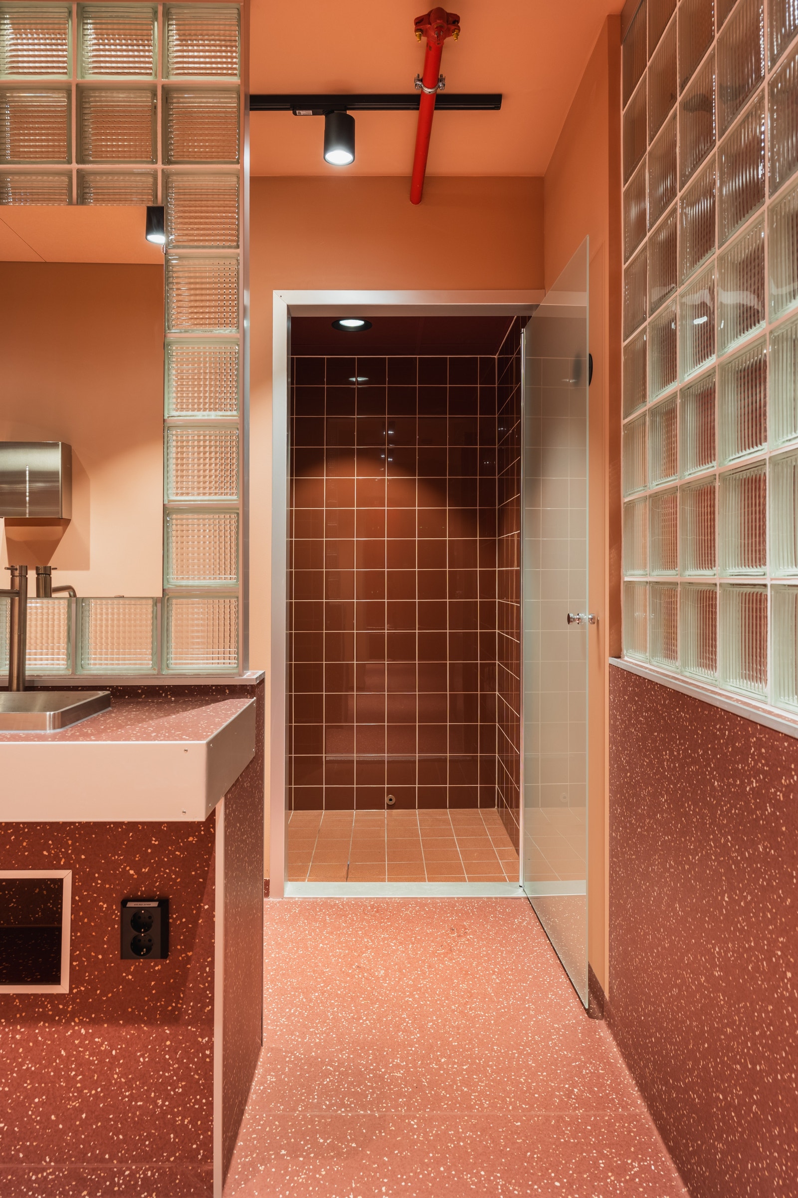 I kjelleren er det etablert splitter nye garderobefasiliteter og sykkelparkering Galleribilde