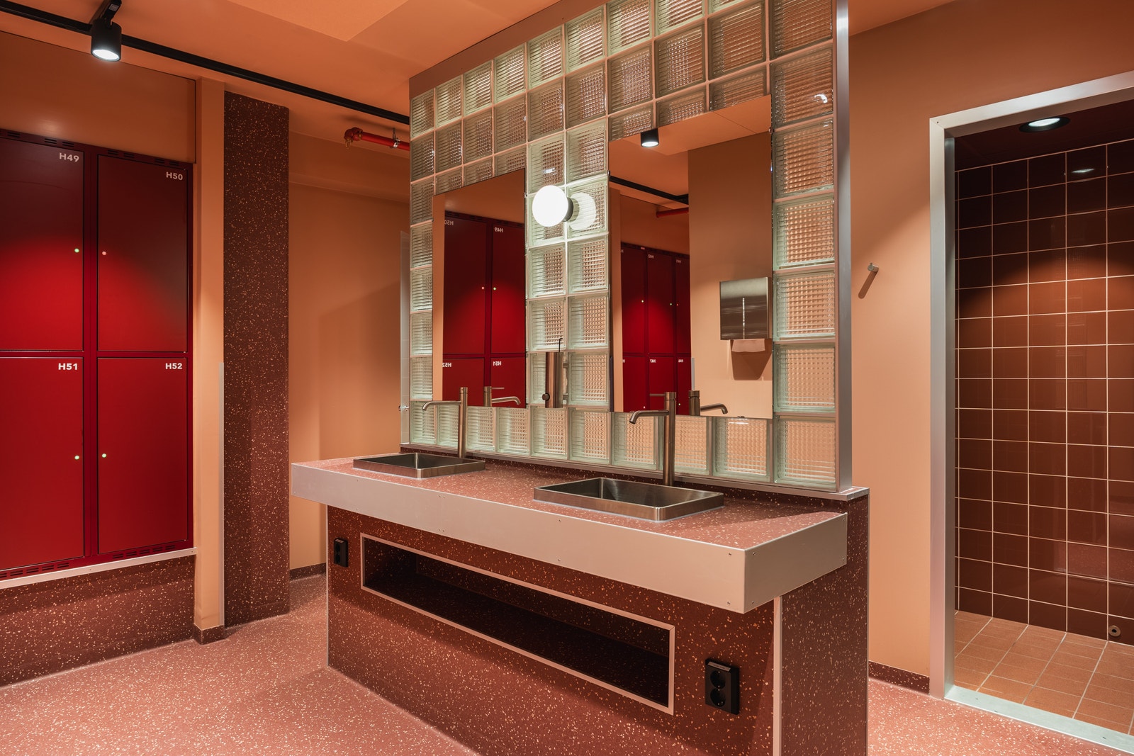 I kjelleren er det etablert splitter nye garderobefasiliteter og sykkelparkering Galleribilde