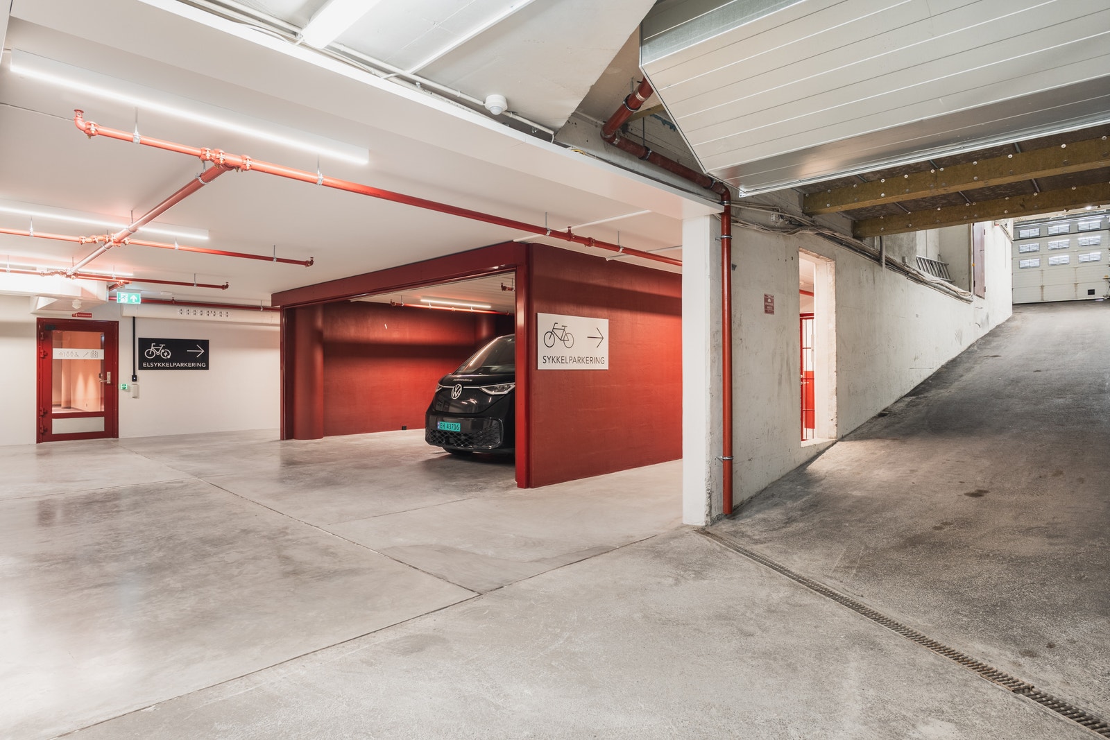 I kjelleren er det etablert splitter nye garderobefasiliteter og sykkelparkering Galleribilde