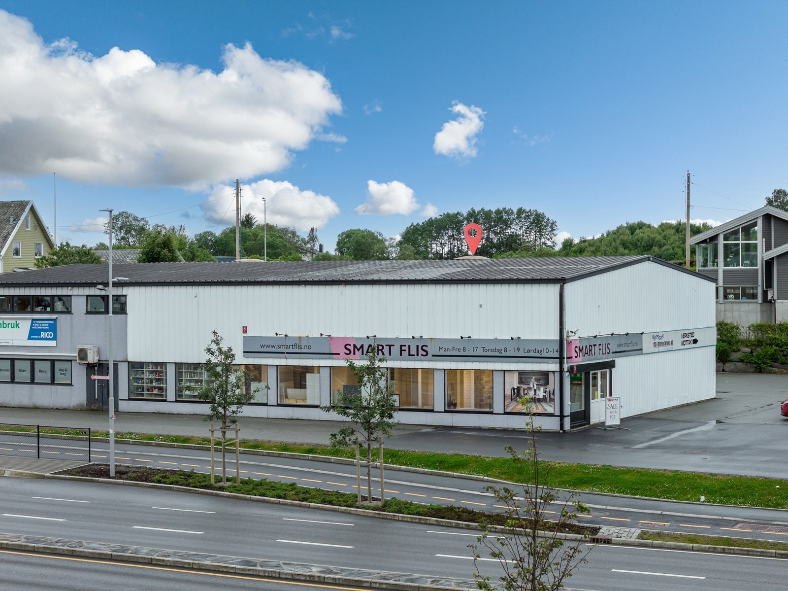 Seksjonen består av butikklokale, kontor og varemottak og lager. Galleribilde