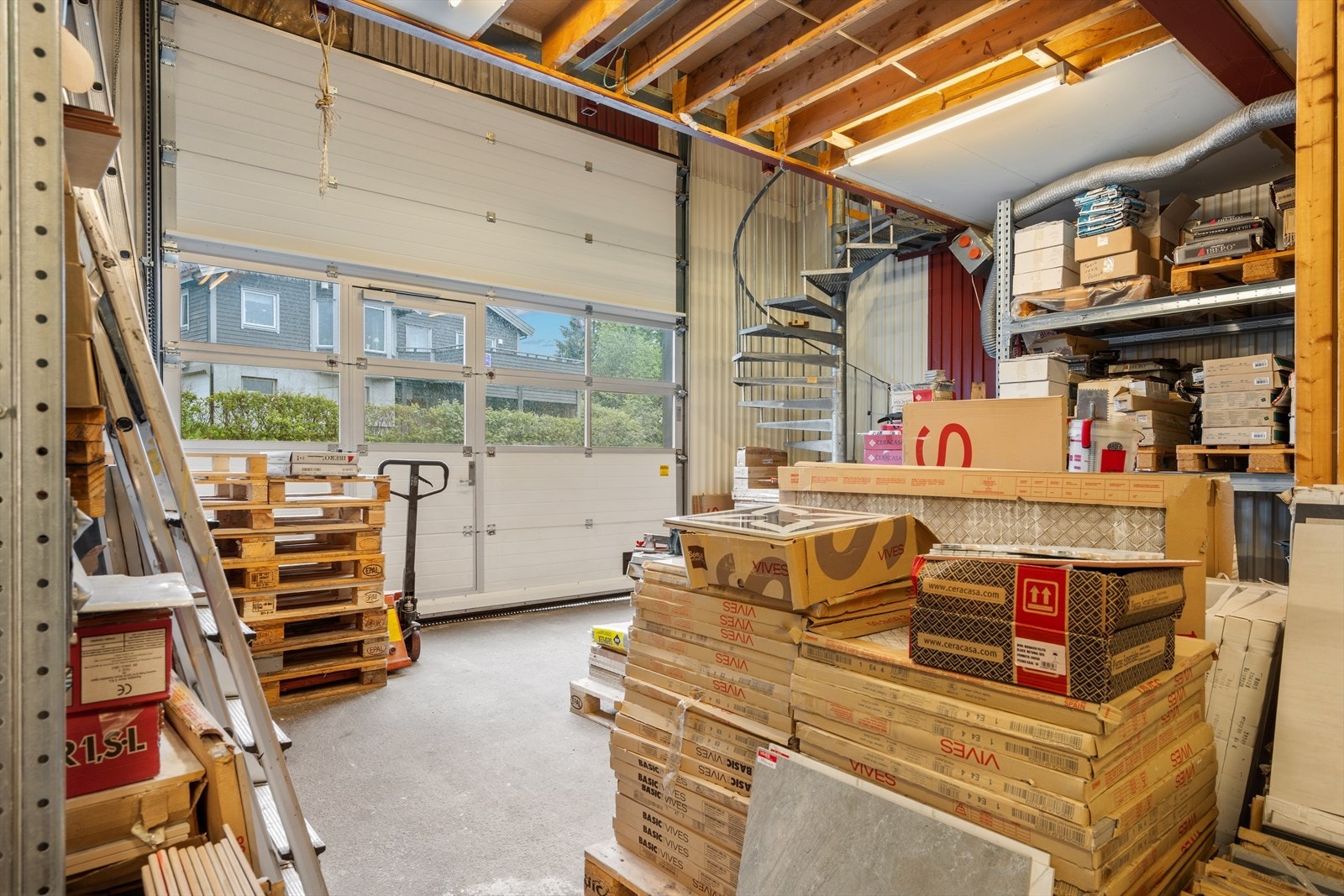 Varemottak og med kranheis til lager i 2. etasje Galleribilde