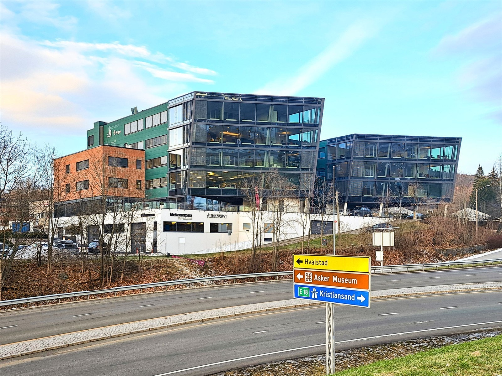 Fasade sett fra E-18 Galleribilde