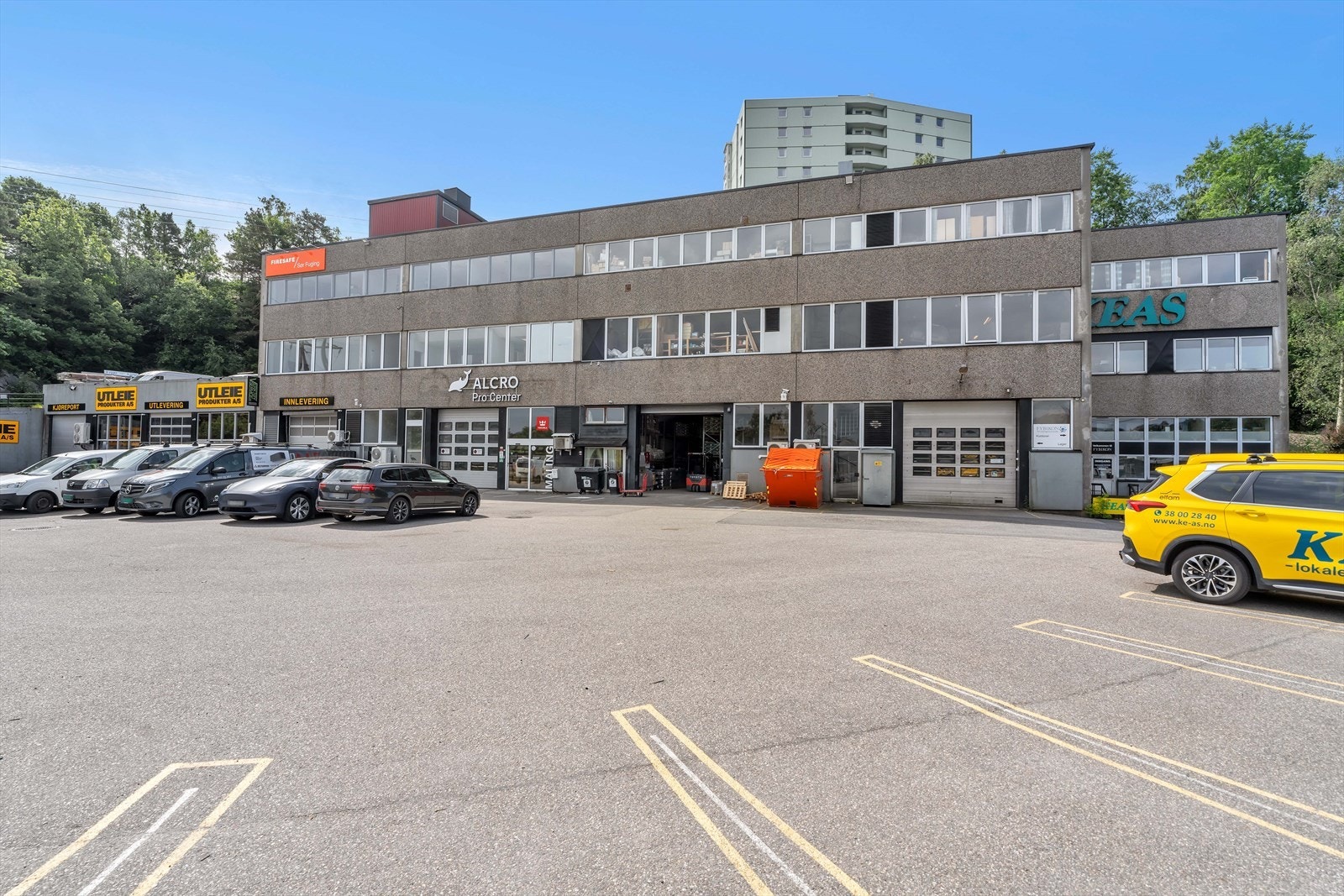 Fasade og stor parkeringsplass Galleribilde