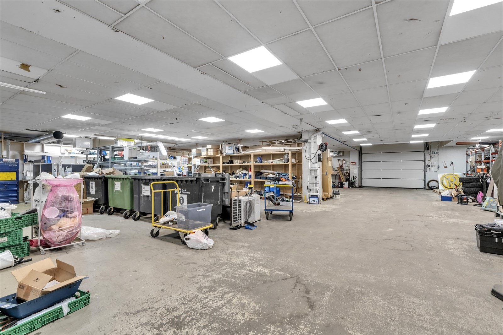 Lagerareal med kjøreport Galleribilde