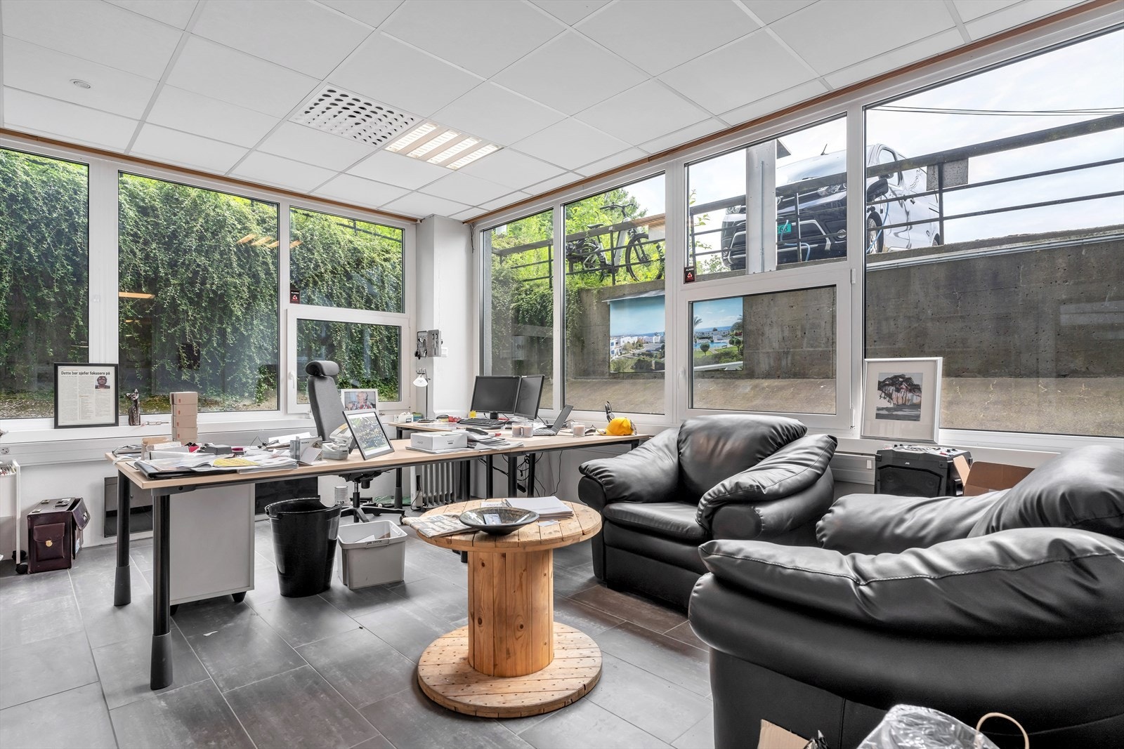 Sittegruppe ved inngangsparti Galleribilde