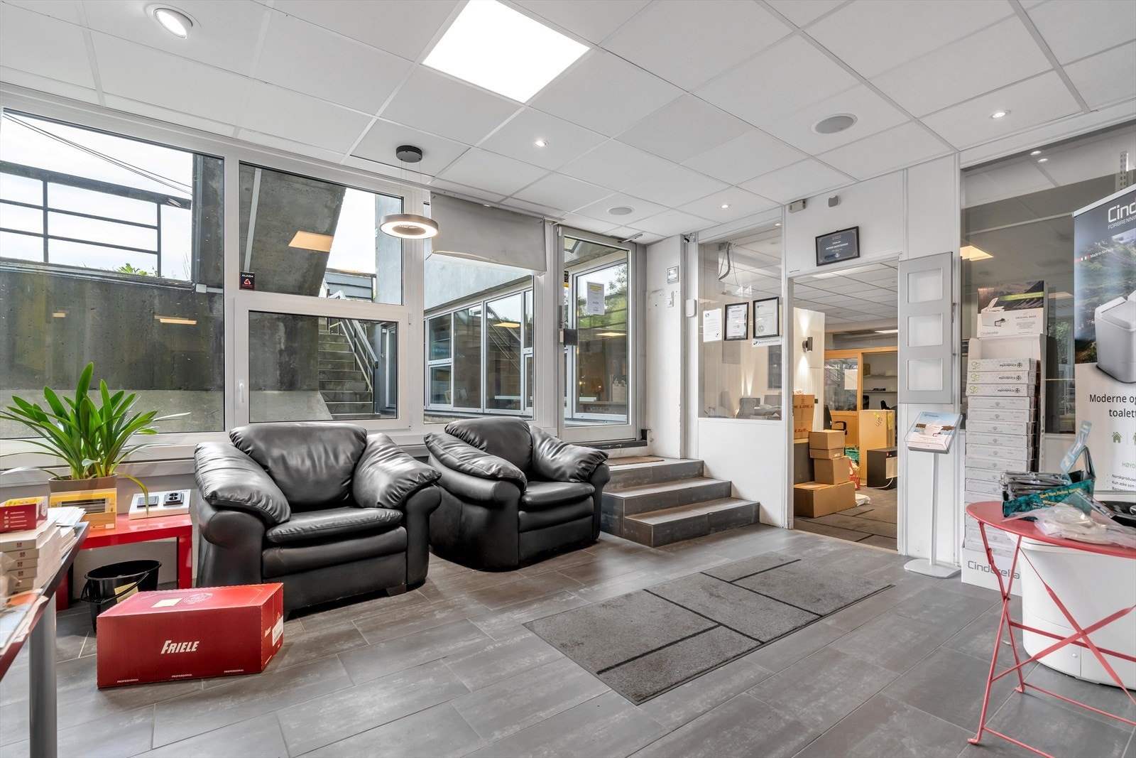 Inngangsparti kontordel Galleribilde