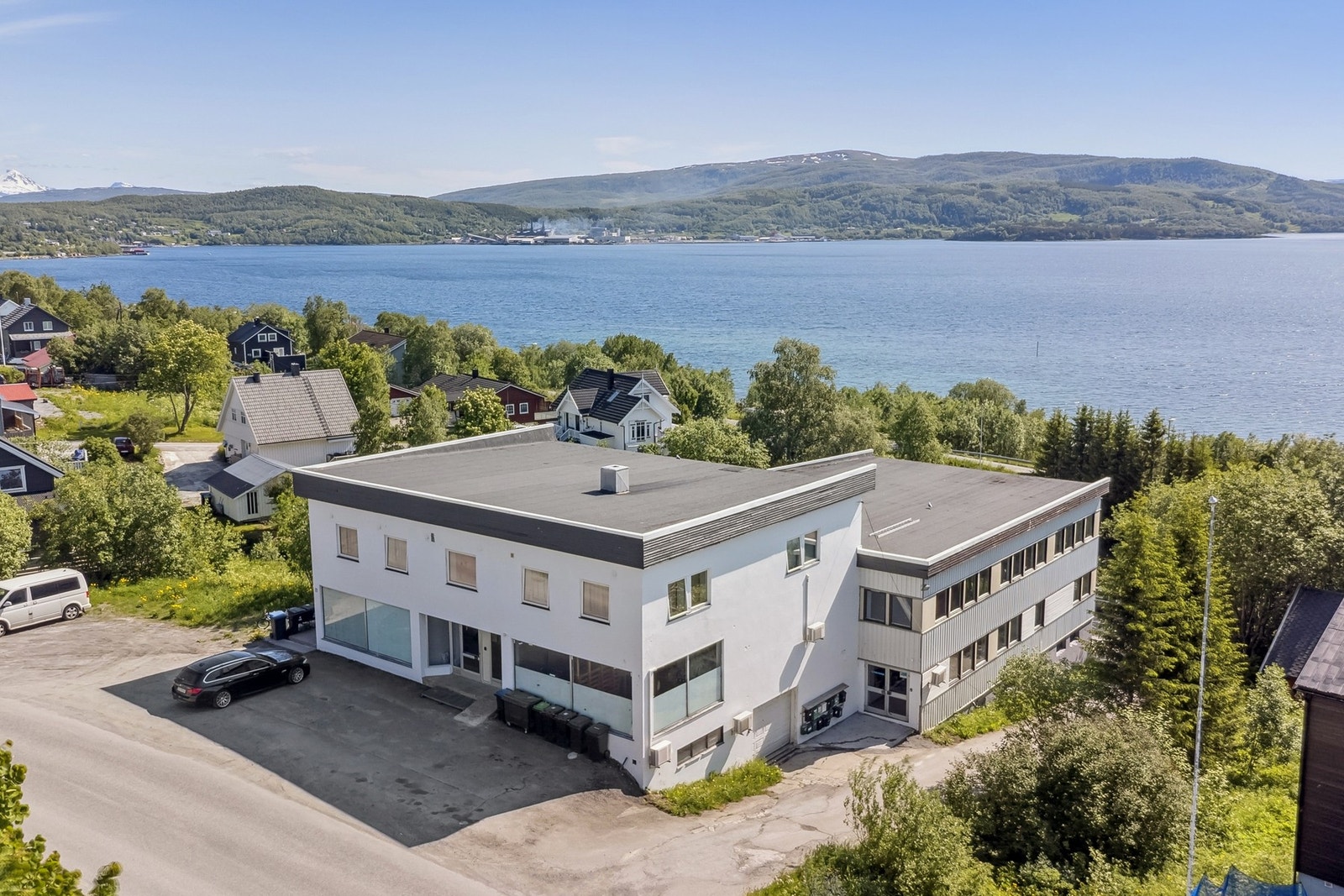 Sandvikveien 77, med 3 leiligheter, næringslokale, lager, verksted og garasje. Galleribilde