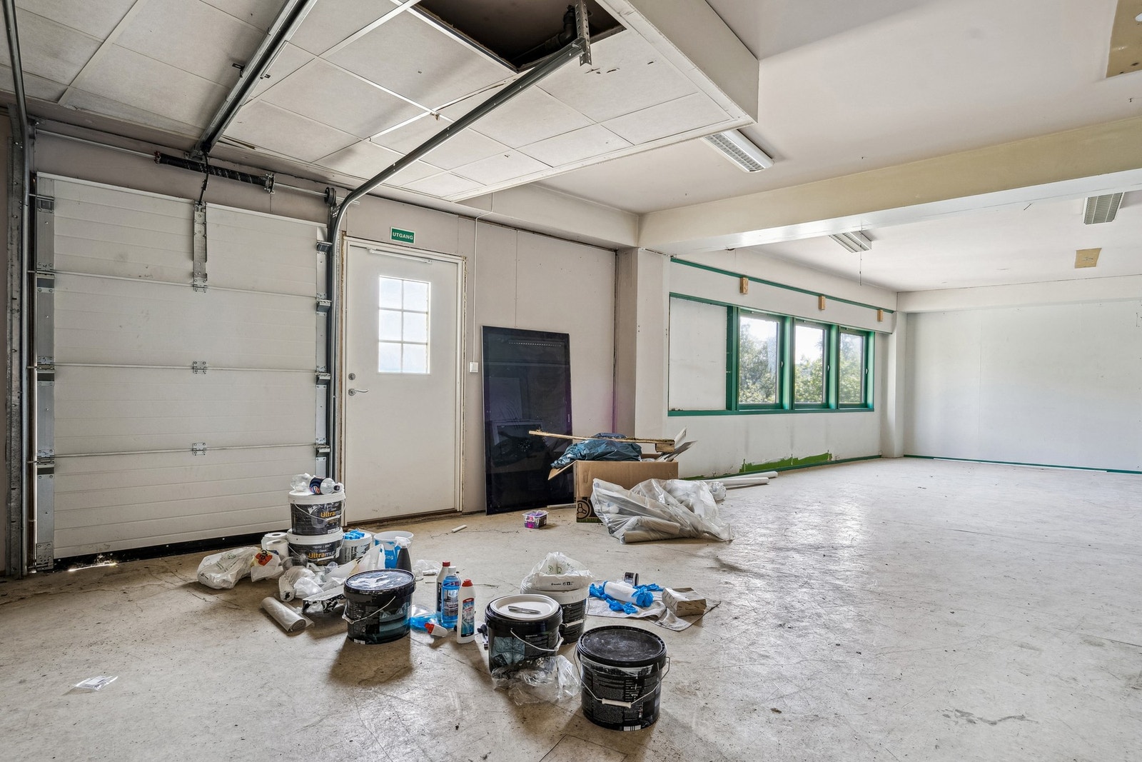 Lokale til næringsdel med egen garasjeport. Galleribilde