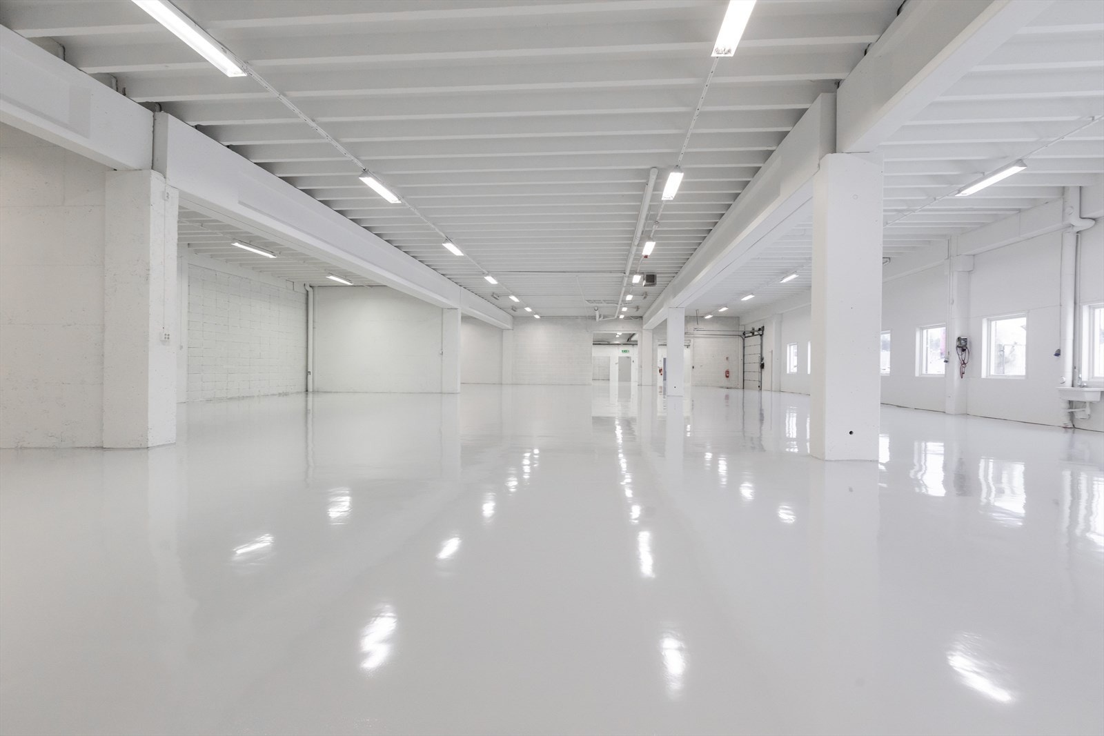 Nye lysarmaturer med LED i himling og Epoxybelegg på gulv. Galleribilde