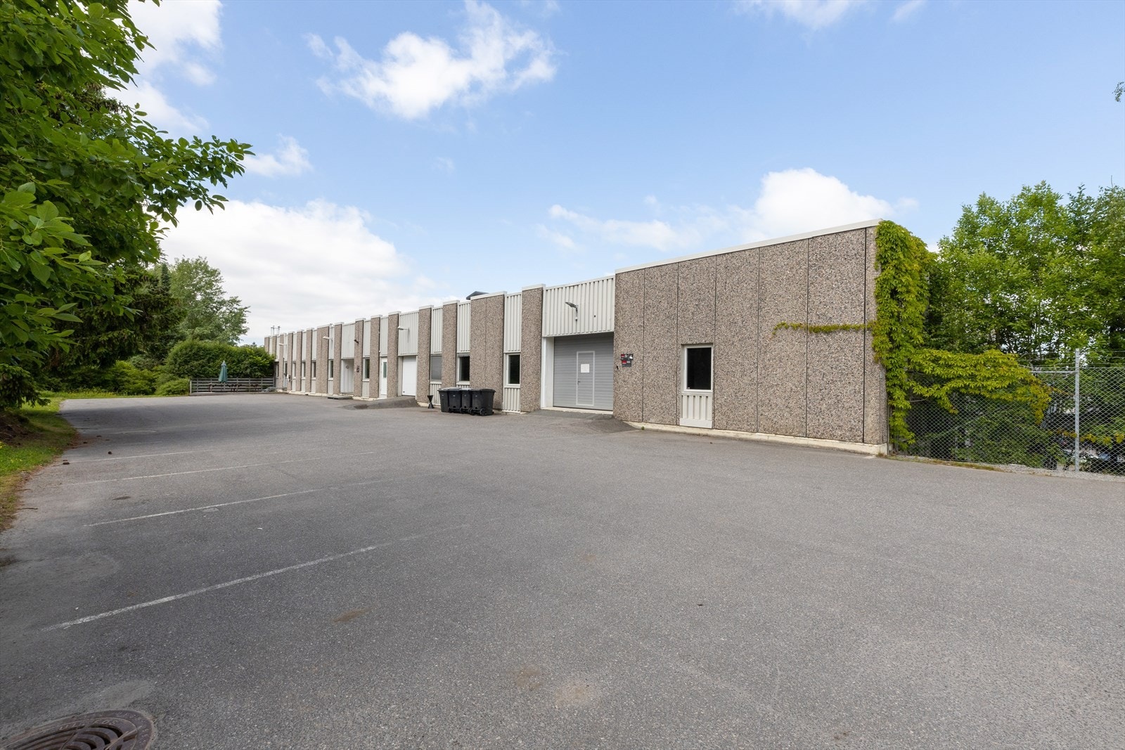 Stor parkeringsplass ved administrasjonsdel i 2. etasje. Galleribilde