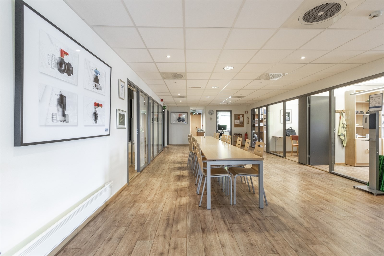 Kjøkken med spiseplass. Galleribilde