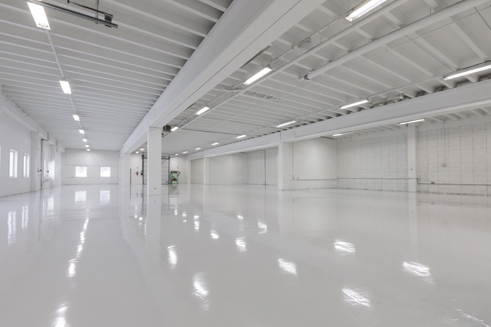 Lager/produksjon i 1. etasje med 4,25 meters fri takhøyde (3,3 meter til drager). Galleribilde