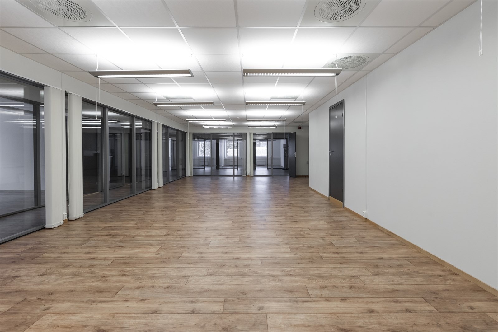 Administrasjonsdel har stort undervisningsrom kan også benyttes som showroom. Galleribilde