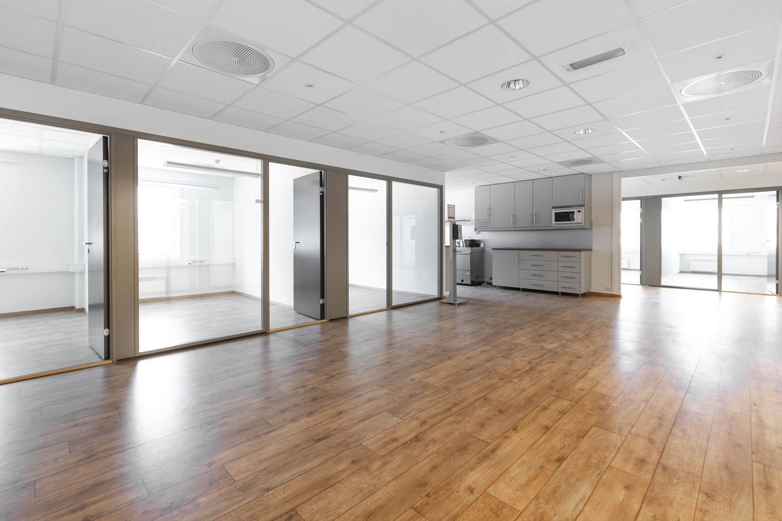 Lys kontordel med gjennomgående god standard. Galleribilde