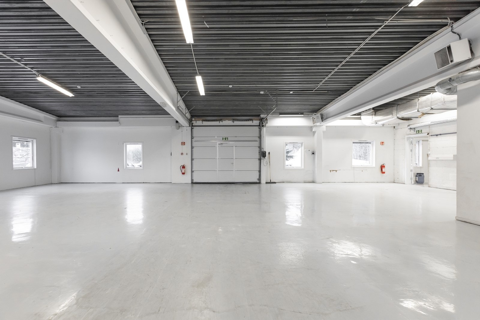 Verksted/lager med 2,9 meters takhøyde og tilgang ved automatiske kjøreporter. Galleribilde