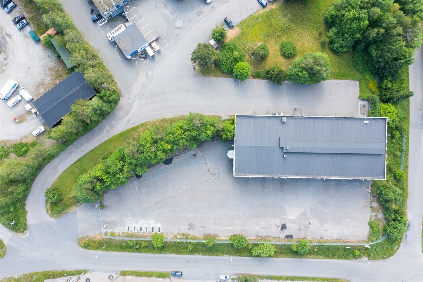 Stor tomt på 8.564 kvm. Eiendommen ligger terrassert i 2 plan med enkel tilgang til hver etasje. Stor parkeringsplass ved administrasjonsdel i 2. etasje og gode adkomstforhold for store kjøretøy. Galleribilde