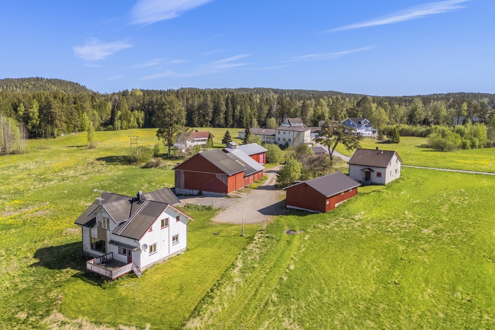 Gården ligger fint plassert langs Lundebyveien med kort avstand til både turstier og badevann. Galleribilde