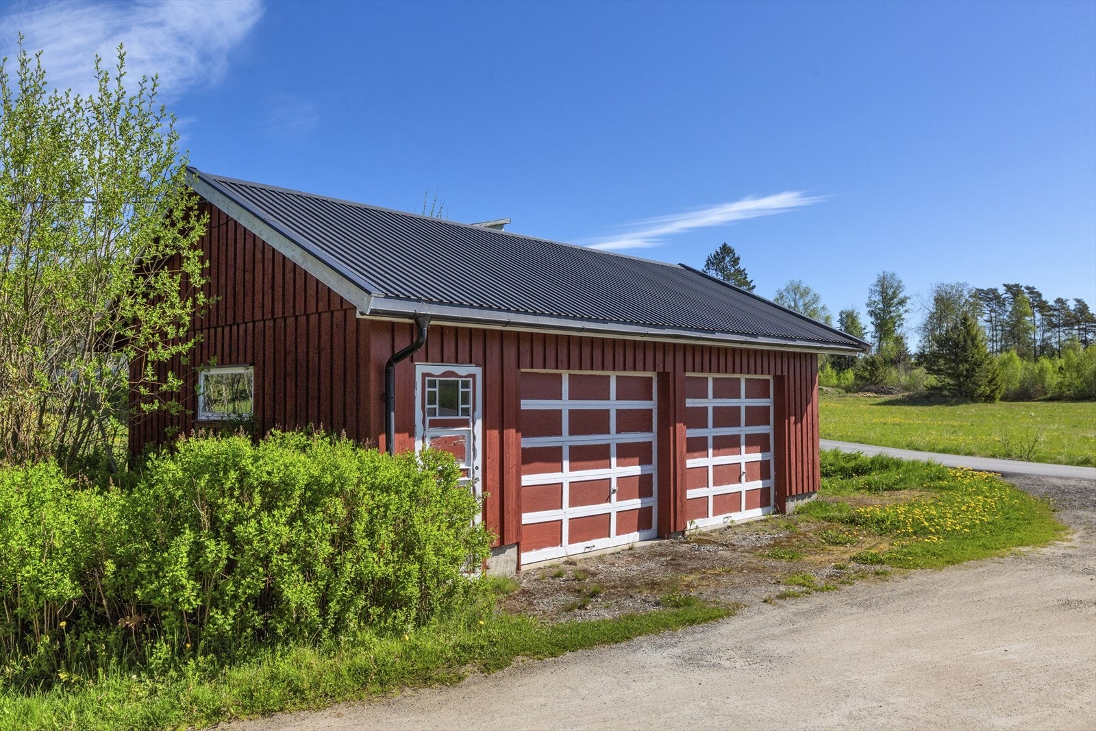 Ved innkjøringen til tunet ligger garasjen med to biloppstillingsplasser. Galleribilde