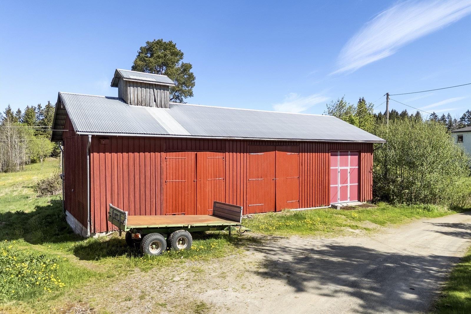 Driftsbygningen inneholder høytørke, lagerplass og fyrrom. Galleribilde