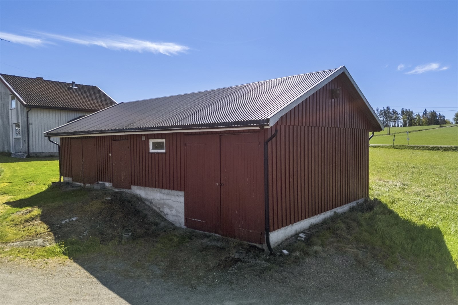 Redskapsskjulet er fra ca. 1980 og byr på godt med lagringsplass, verksted og fjøs. Galleribilde