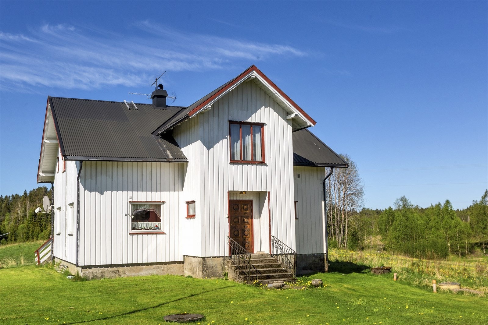 Gårdstunet består av to bolighus, 3 driftsbygninger og en dobbel garasje. Galleribilde