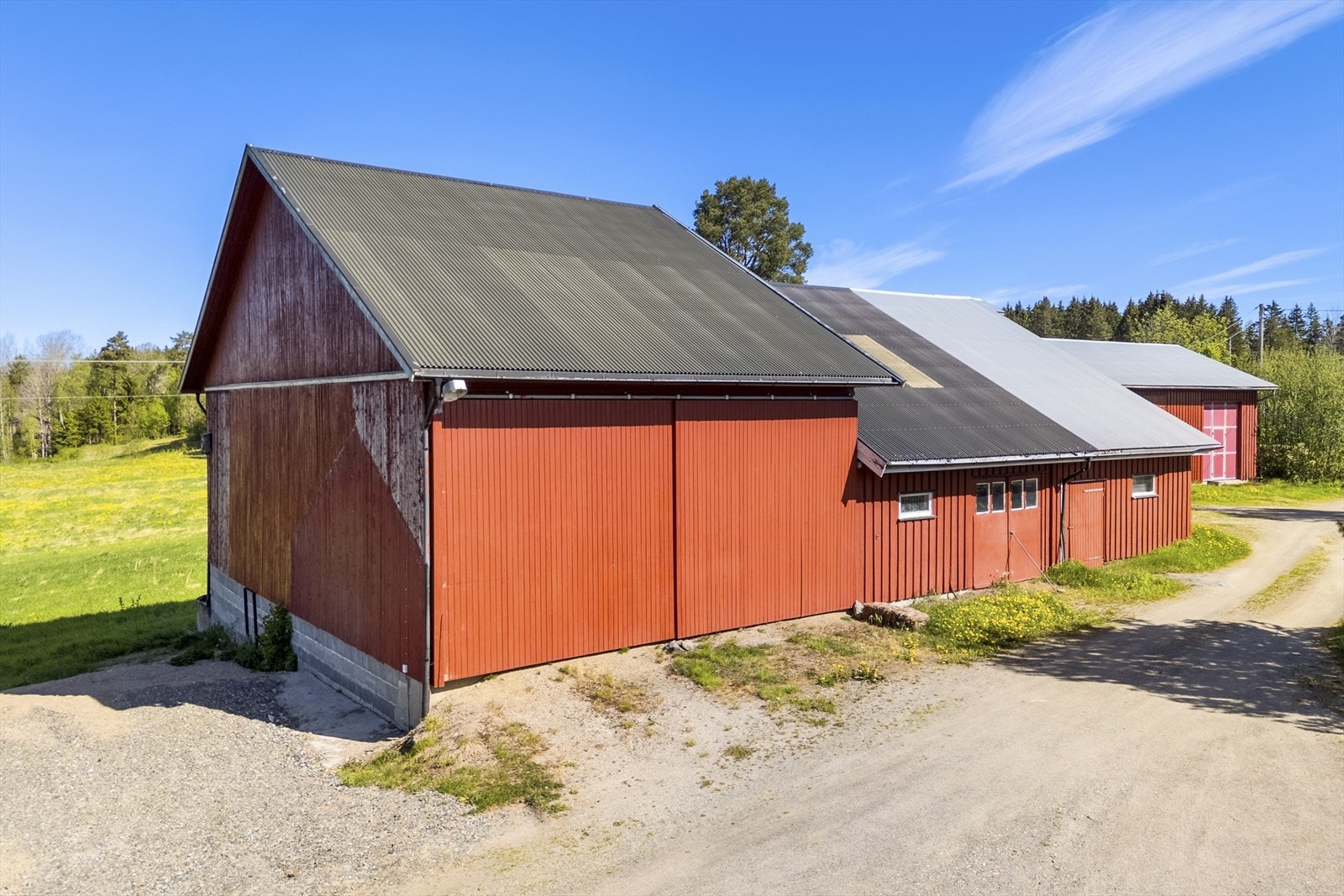 Driftsbygningen har stall med fire stallbokser, salrom, lagerplass og fjøs. Galleribilde