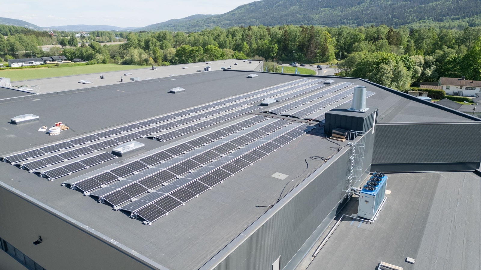 Det er montert solceller på taket Galleribilde