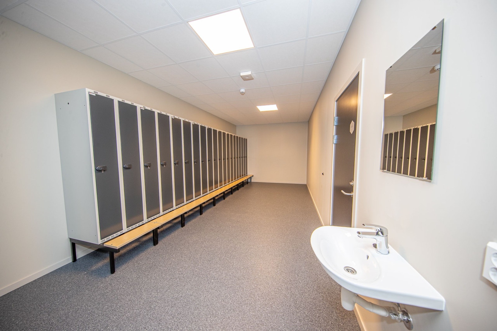 Det herre- og damegarderobe i lokalene. Galleribilde