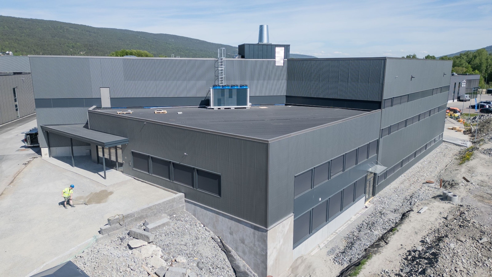 Administrasjonsdelen går over 2 etasjer og har totalt ca. 720 kvm med kontor, kjøkken, toaletter og garderobeareal. Galleribilde