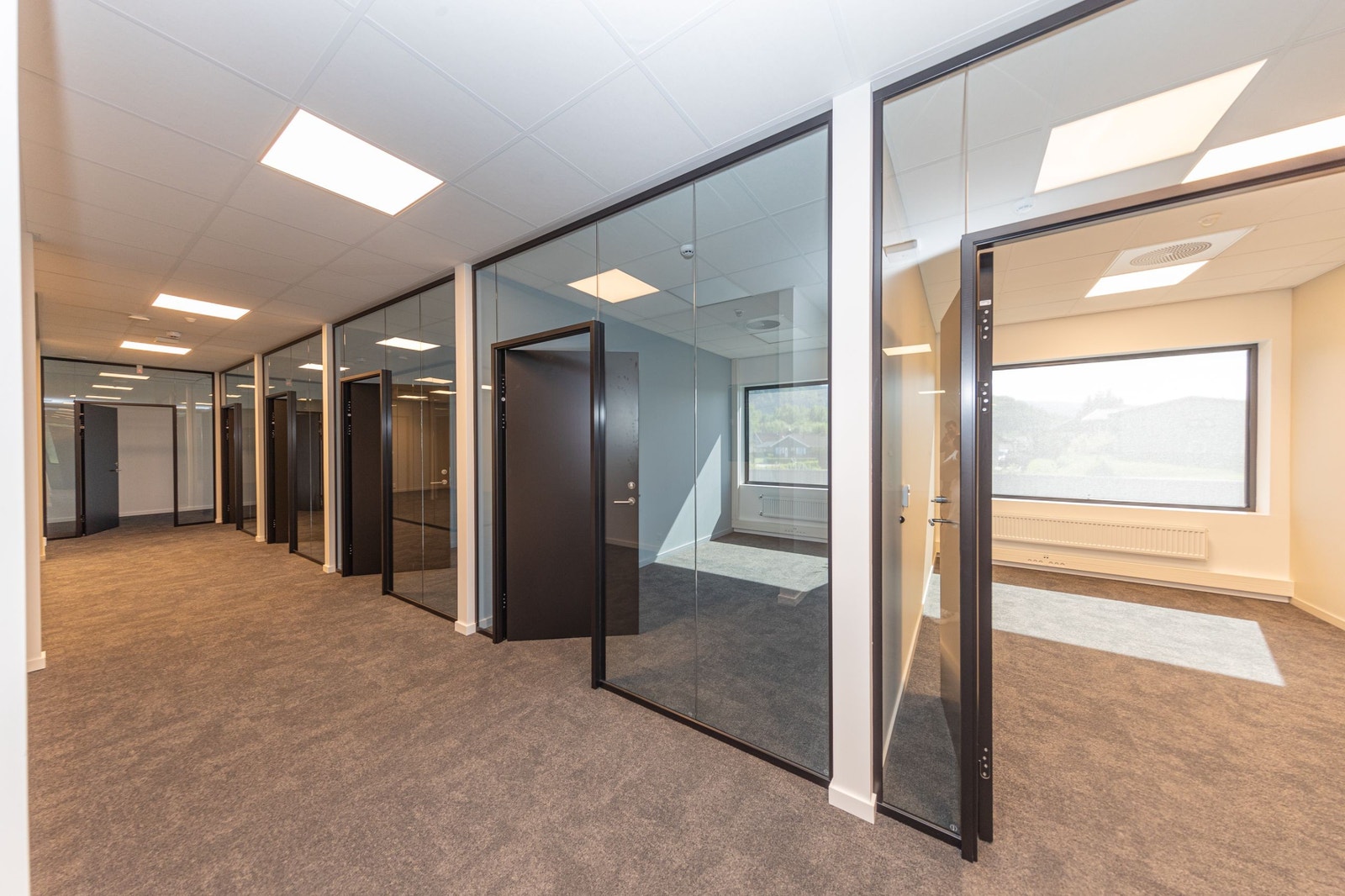 Det er 10stk cellekontorer i tillegg til 2 møterom i byggets 1.etg Galleribilde