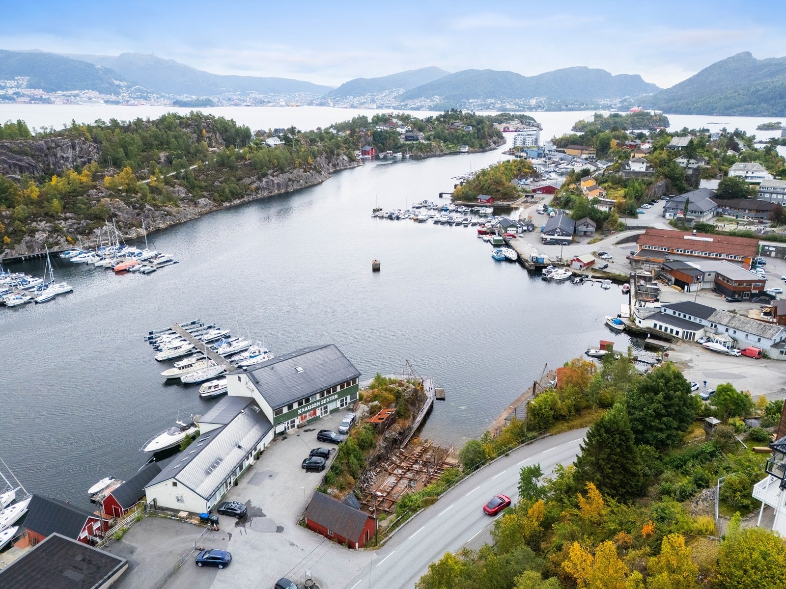 Den offentlige veien grenser til eiendommen. Galleribilde