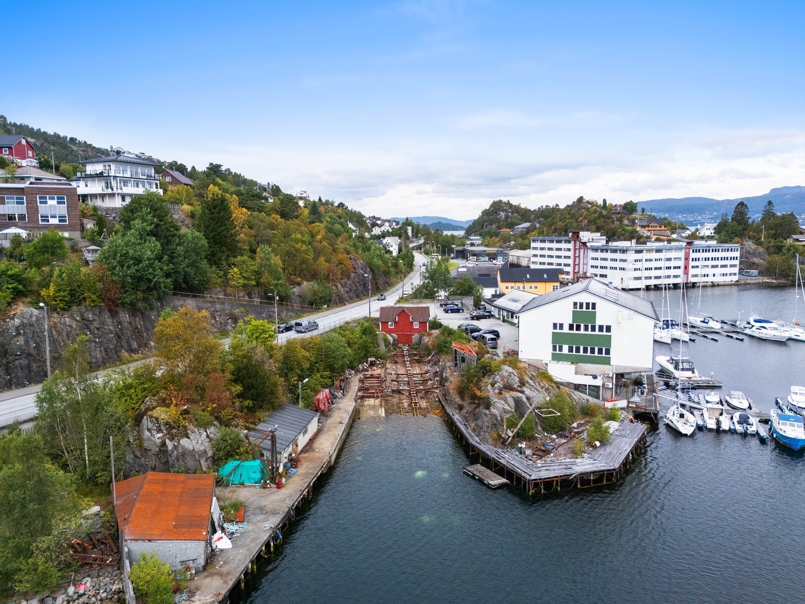 Eiendommen strekker seg fra småbåthavnen i øst til hovedveien i vest. Galleribilde