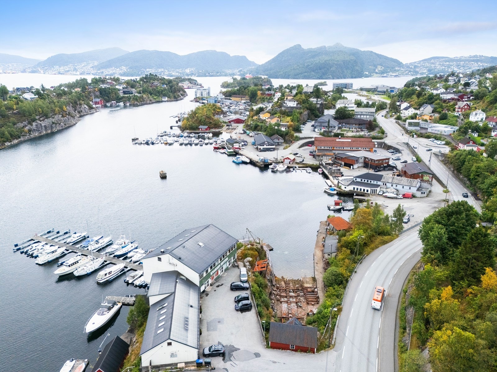 Florvåg senter omtrent midt i bildet. Her finner en dagligvare, butikker, spisesteder og treningssenter. Galleribilde