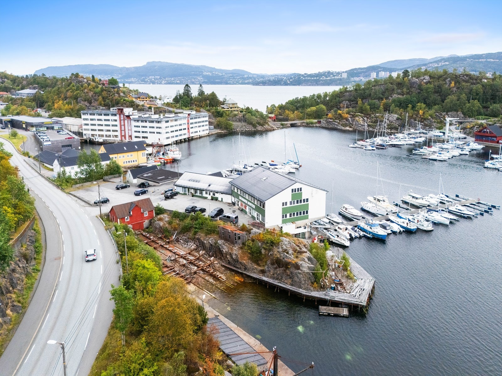 Det er to slipper og flere bygg på eiendommen. Galleribilde