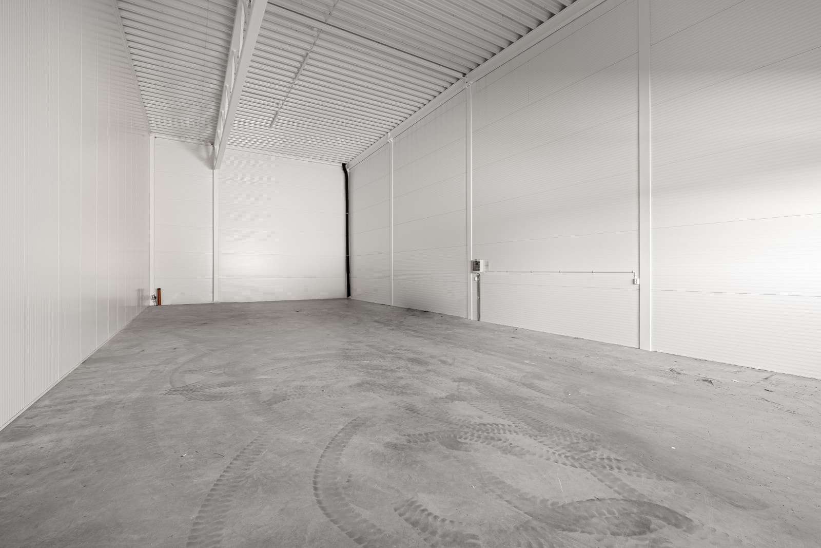 Romslig og høy lagerseksjon, klar for bruk Galleribilde