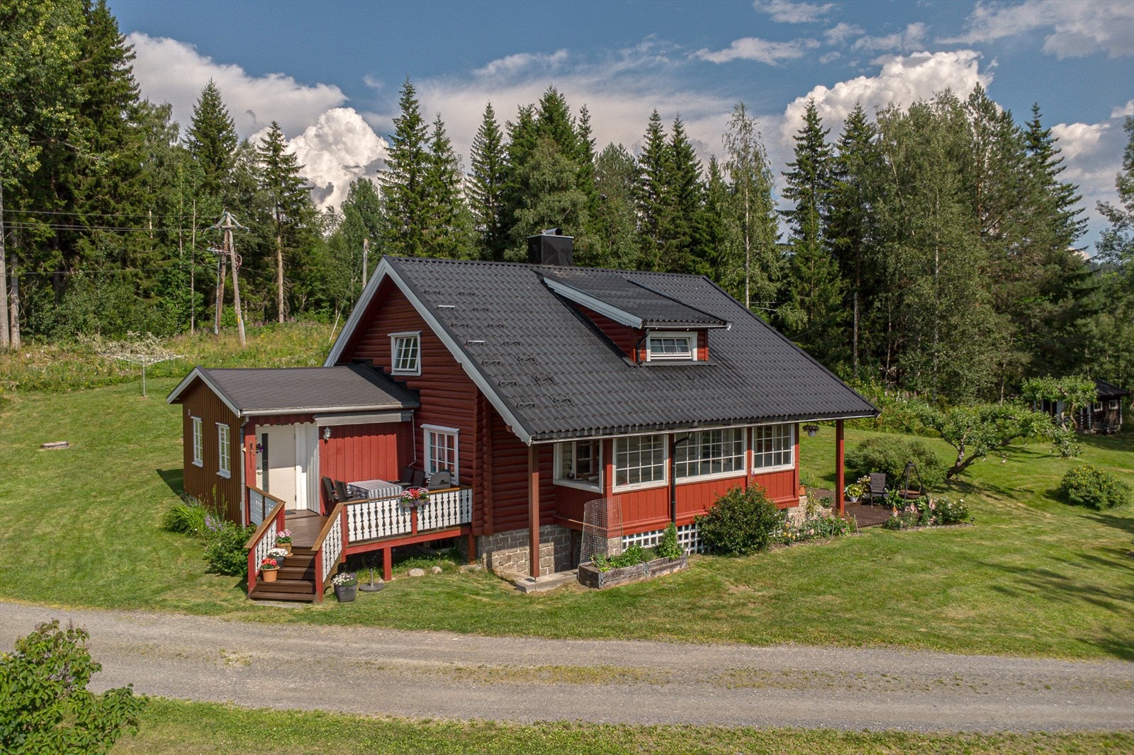 Eiendommens totale areal er 1 203,7 daa, hvorav om lag 6,7 daa. er fulldyrket mark, 855,9 daa. er produktiv skog og 326,2 daa. er avsatt til annet areal. Galleribilde