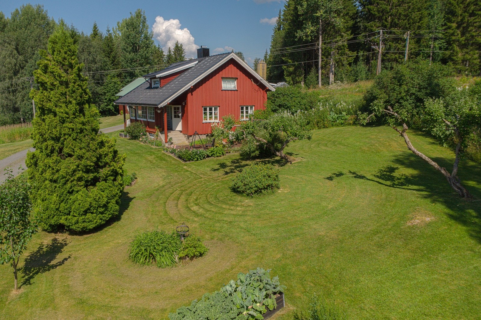 Hagerommet er fint opparbeidet med bærbusker og frukttrær, og er godt tilrettelagt for kjøkkenhage. Galleribilde