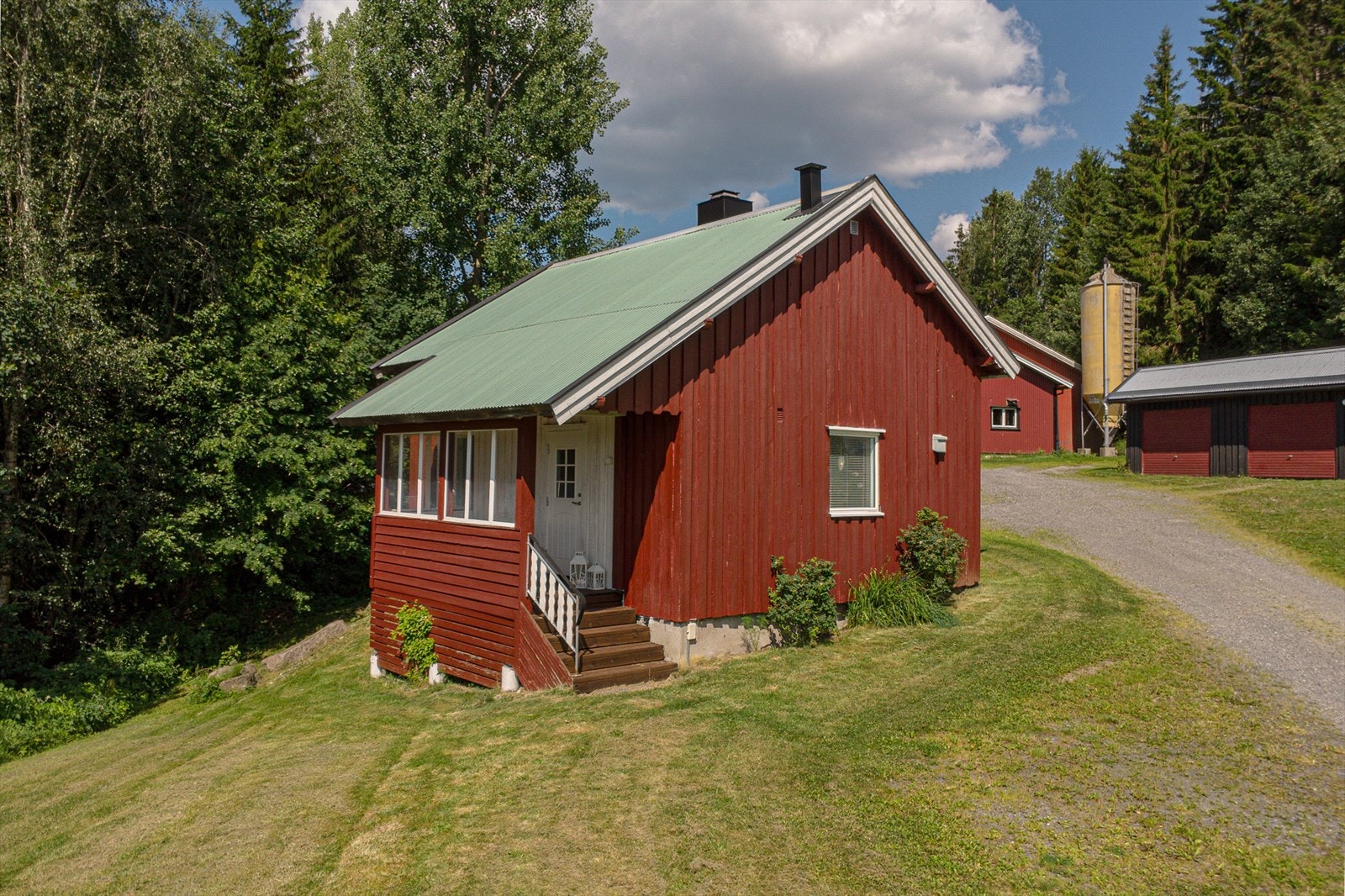 Sidebygningen er godt tilrettelagt for utleie med kjøkken, stue, bad og et soverom. Galleribilde