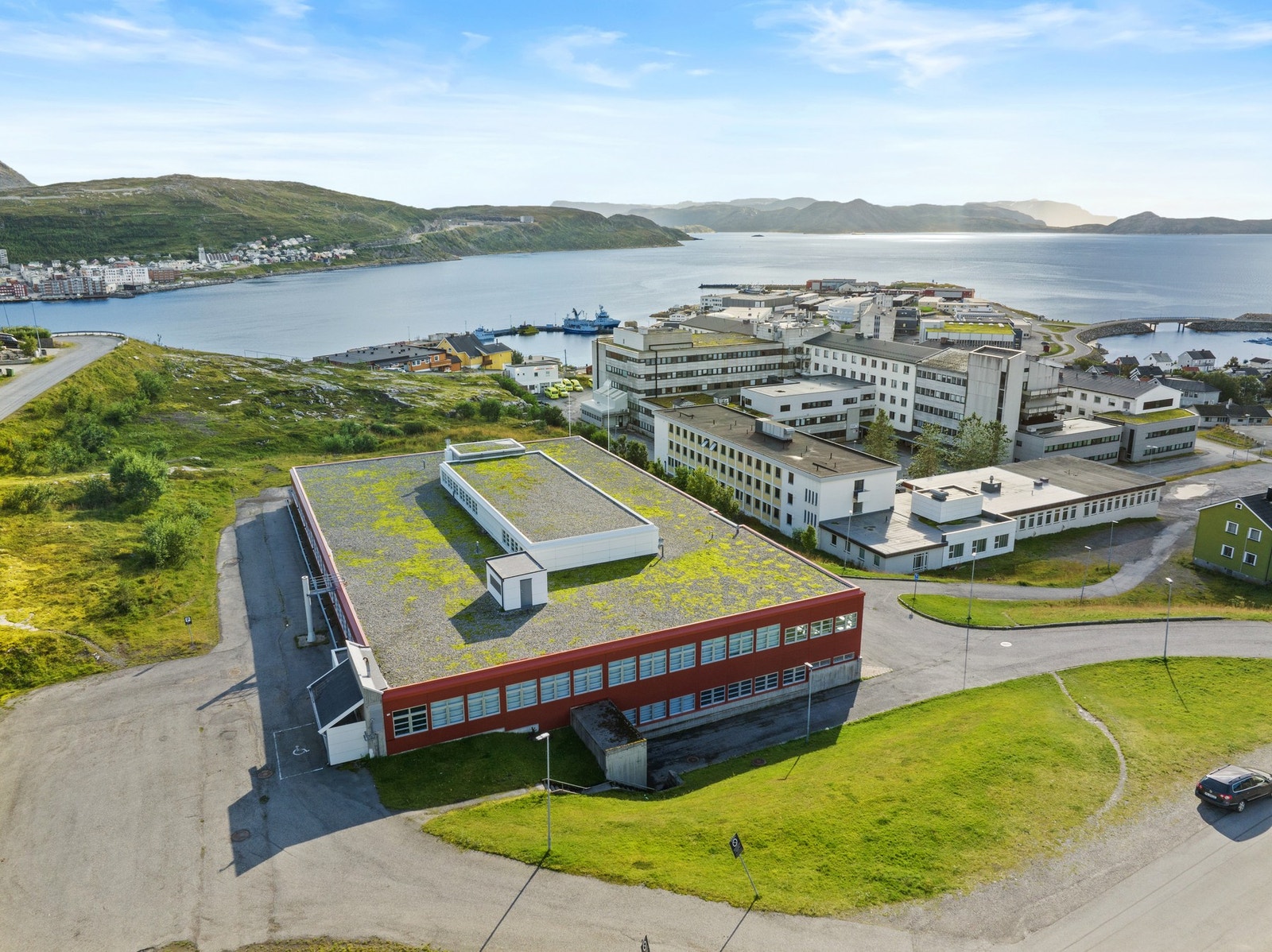 Drone bilde av Elsa Semmelmanns vei 1 mot Fuglenes. Galleribilde