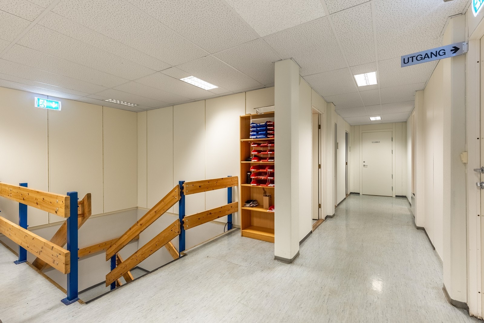 Gang med trapp ned til u.etg. Galleribilde