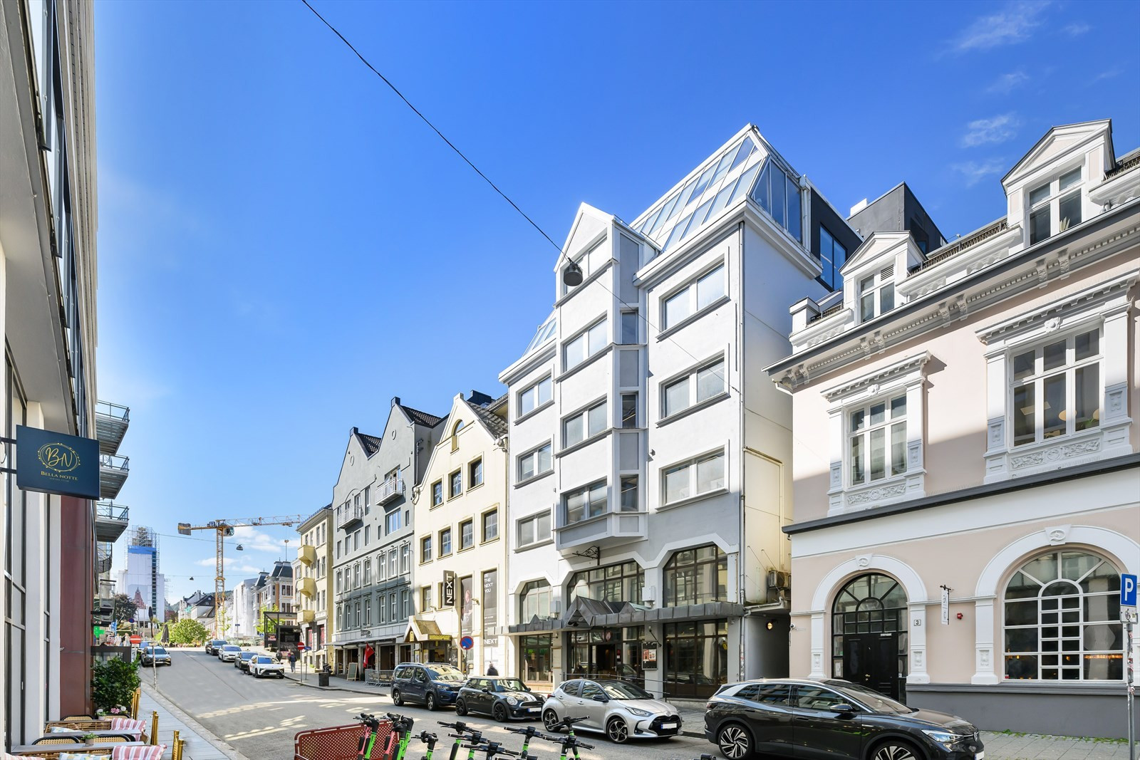 Kontorlokalene har en unik beliggenhet i Bergen Sentrum, like ved den blå steinen. De ledige lokalene ligger i 2. og 4. etasje.